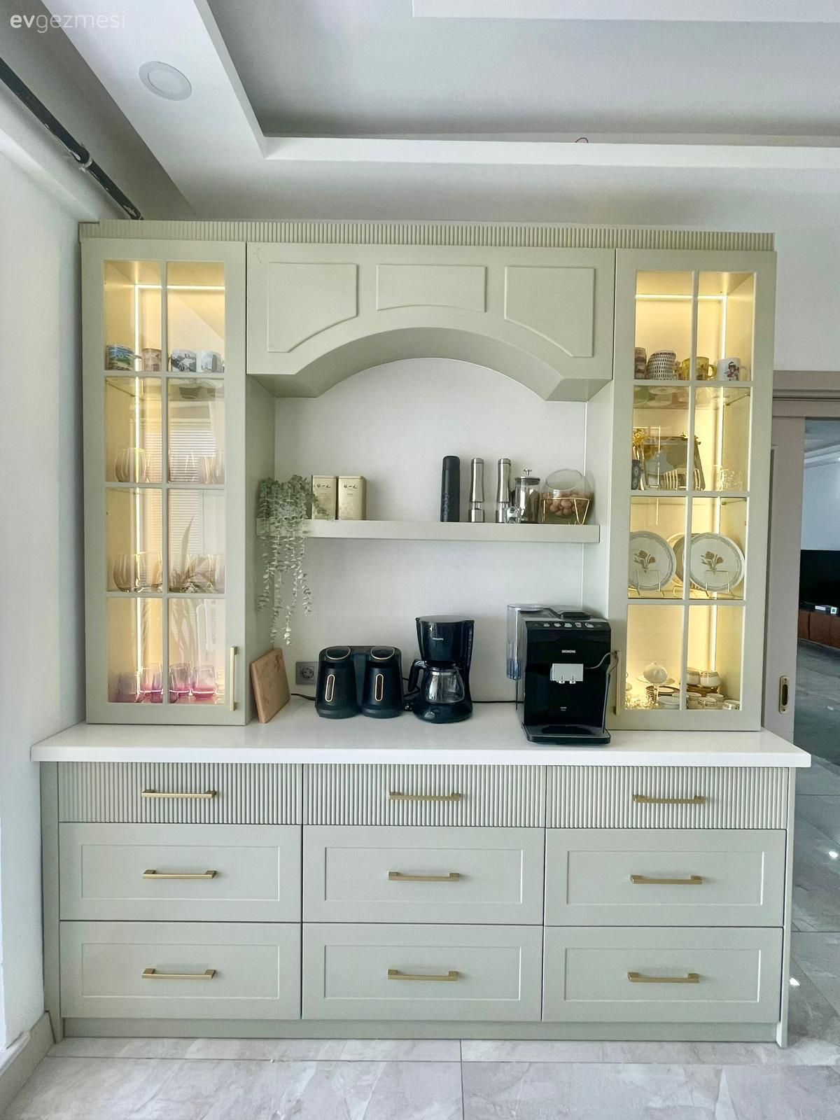Mutfak, Bej, Gri, Kahve köşesi, Cam kapaklı dolap, Mutfak aksesuarları, Shaker kapaklı dolaplar, Altın