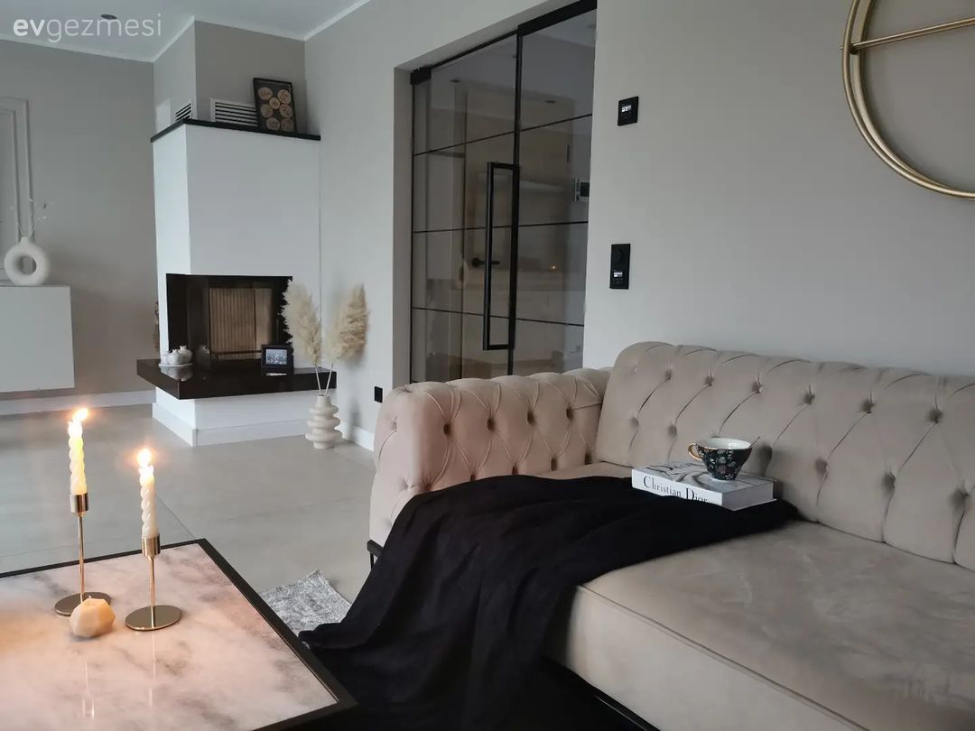 Salon, Krem, Bej, Beyaz, Siyah, Koltuk takımı, Metal duvar saati, Şömine, Orta sehpa, Sehpa, Modern chesterfield, Mum