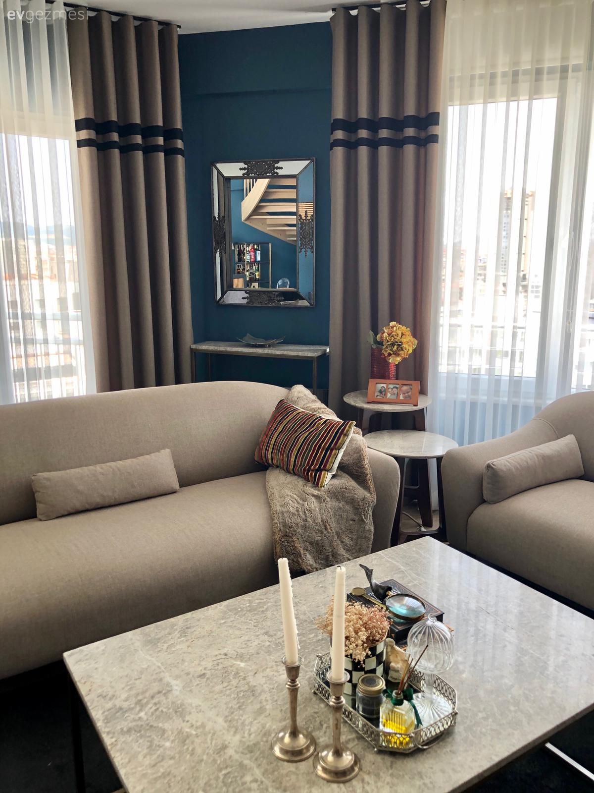 Salon, Mavi duvar, Bej, Fon perde, Perde, Tül perde, Koltuk takımı, Kırlent, Ev tekstili, Ayna çerçeve, Aynalı aksesuar, Tablo, Duvar dekorasyonu, Orta sehpa, Sehpa, Sehpa üstü aksesuarı, Ev Aksesuar, Yan sehpa