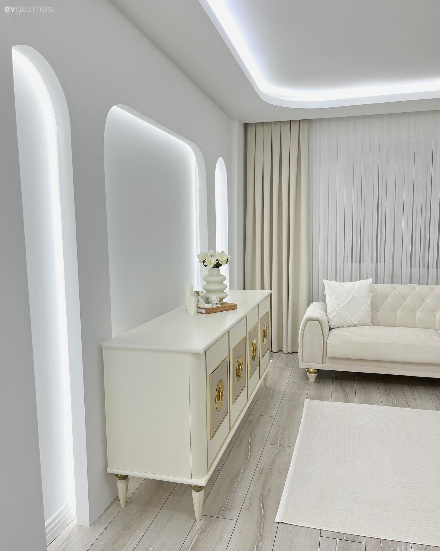 Duvar Nişleri, Led aydınlatma, Aydınlatma, Krem, Altın, Bej, Koltuk takımı, Halı, Salon halısı, Dekoratif Objeler