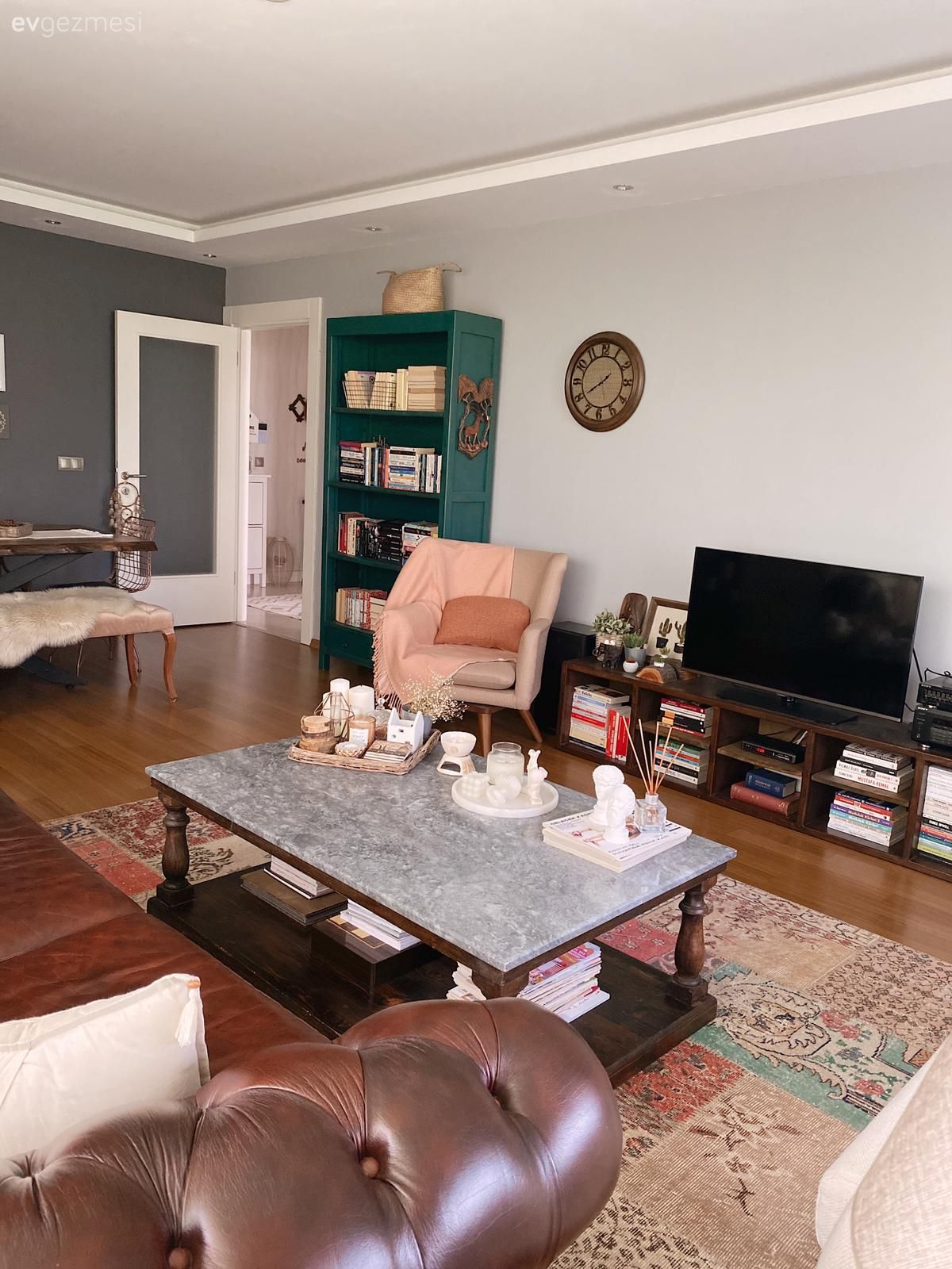 Salon, Kahverengi, Yeşil, Beyaz, Orta sehpa, Sehpa, Tv ünitesi, Tv ünitesi aksesuarları, Ev Aksesuar, Vitrin, Berjer, Halı, Patchwork halı, Gri duvar, Bank, Yemek masası
