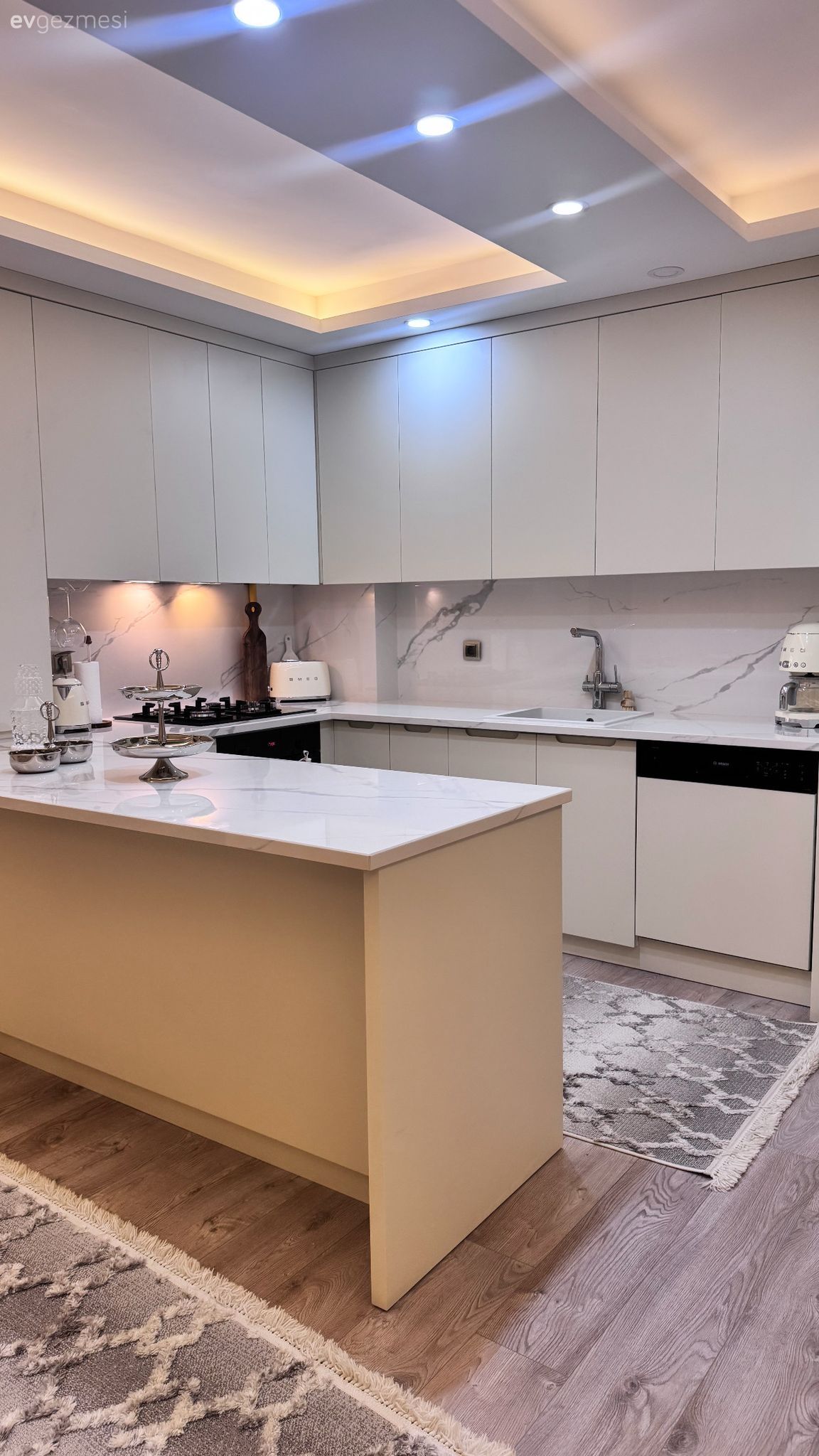 Amerikan Mutfak, Mutfak, Beyaz, Krem, Bej, Mutfak tezgahı, Mutfak tezgah arası, Tezgah arası seramik, Ankastre, Mutfak halısı