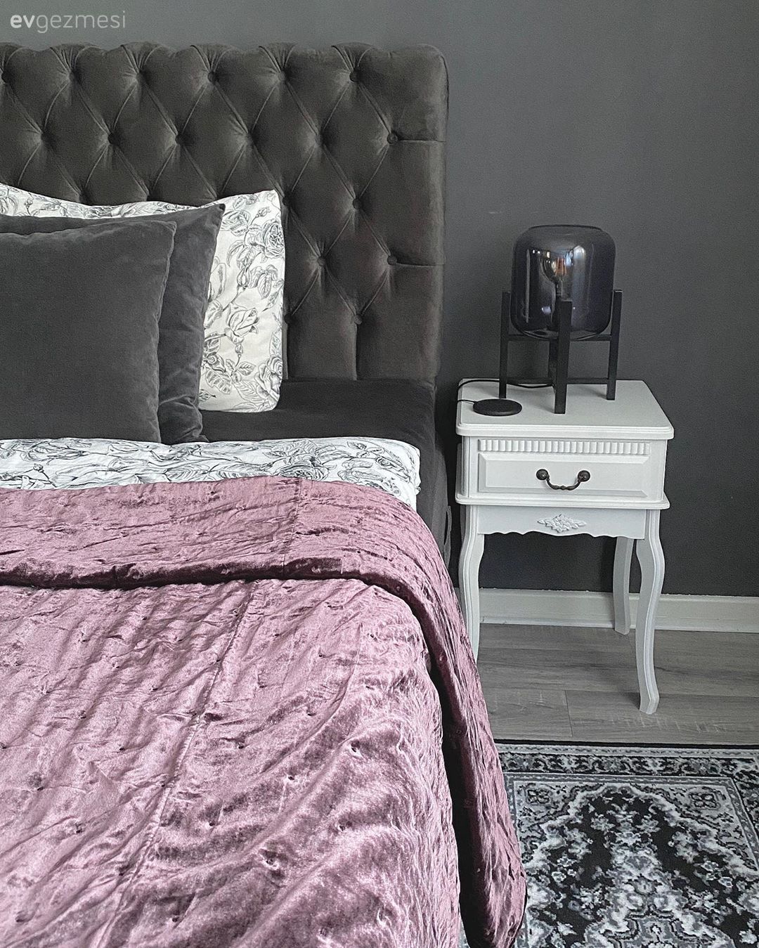 Bu Karizmatik Evde Açık Renkler Out, Koyu Renkler In!