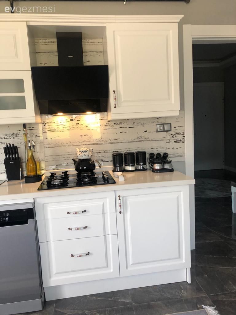 Mutfak, Beyaz, Siyah, Gri, Mutfak tezgahı, Mutfak tezgah arası, Tezgah arası seramik, Davlumbaz, Halı, Çizgili desen, Desenler