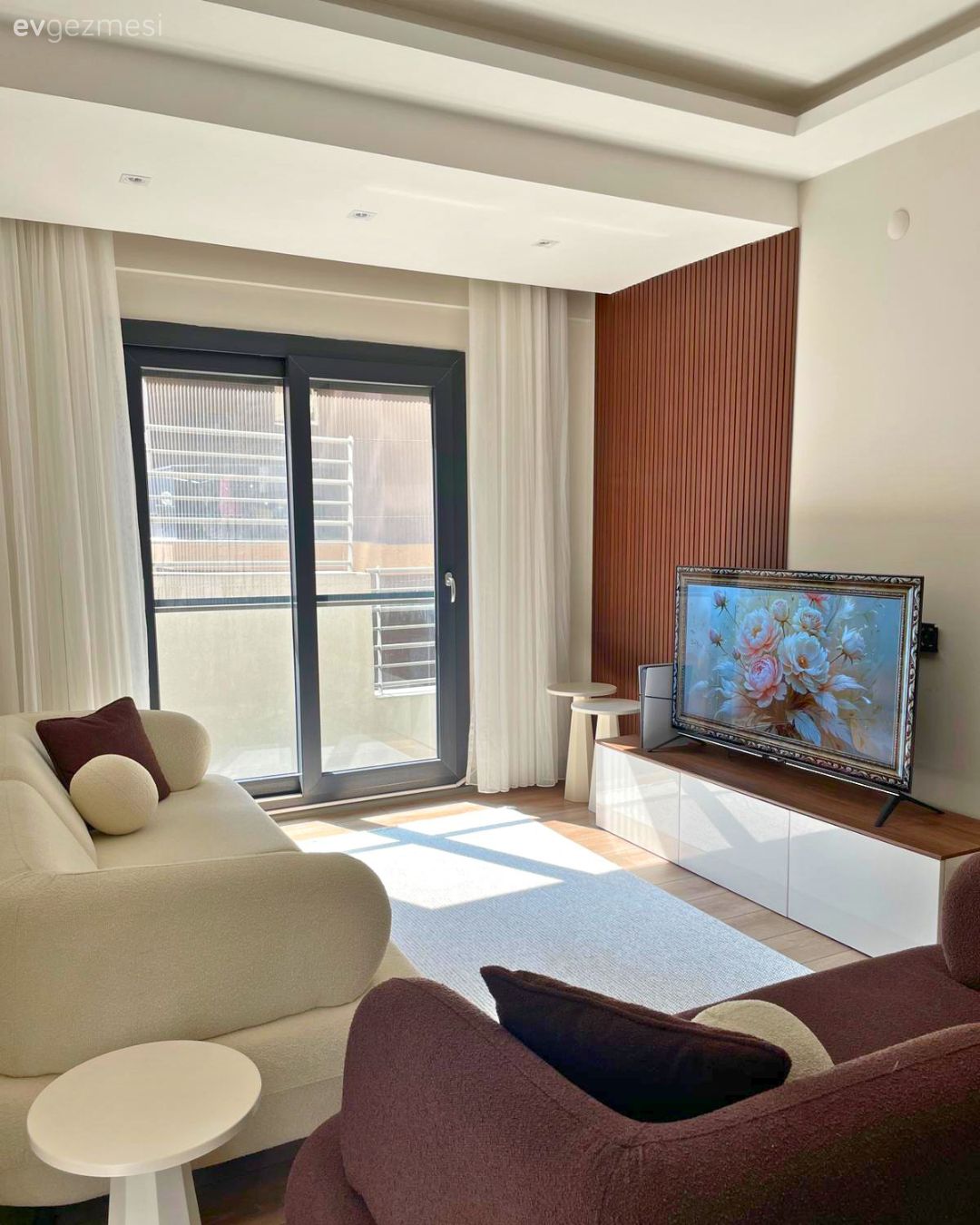 Salon, Modern, Krem, Kahverengi, Beyaz, Koltuk takımı, Halı, Salon halısı, Beyaz halı, Tül perde, Perde, Avize, Aydınlatma, Duvar çıtalama, Tv ünitesi, Tv ünitesi aksesuarları, Ev Aksesuar