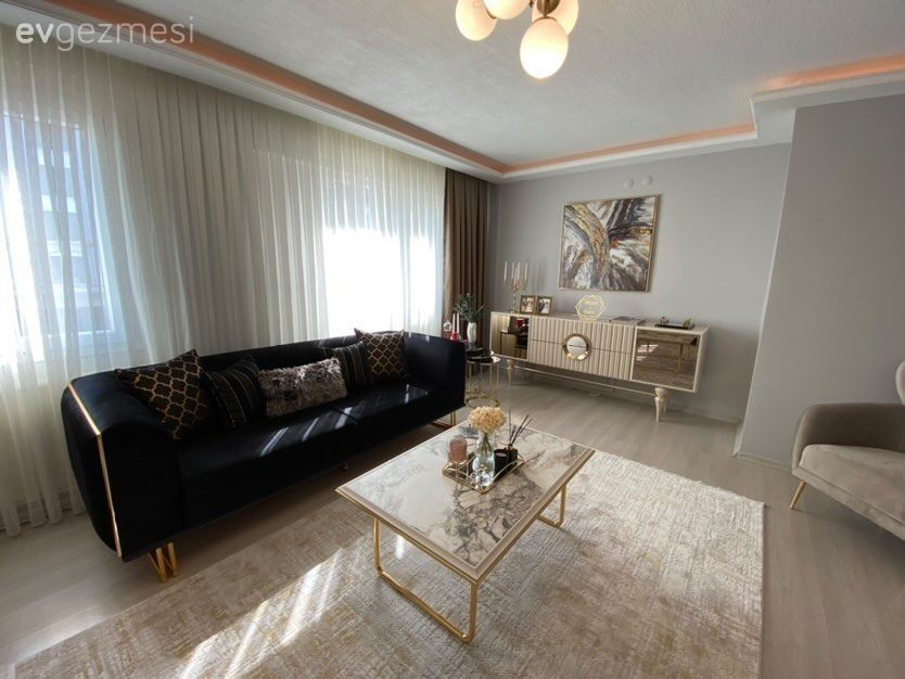 Salon, Modern klasik, Füme, Krem, Altın, Bej, Beyaz, Koltuk takımı, Tül perde, Perde, Halı, Salon halısı, Orta sehpa, Sehpa, Avize, Aydınlatma, Salon avizesi, Tv ünitesi, Tv ünitesi aksesuarları, Ev Aksesuar, Tablo, Duvar dekorasyonu, Kırlent, Ev tekstili, Metal ayaklı sehpa