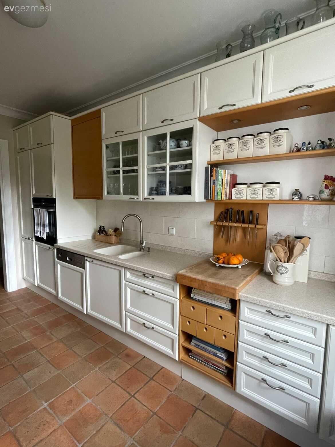 Mutfak, Beyaz, Beyaz mutfak, Beyaz ve ahşap mutfak, Mutfak tezgahı, Mutfak tezgah arası, Tezgah arası seramik, Mutfak zemin seramikleri, Mutfak perdesi