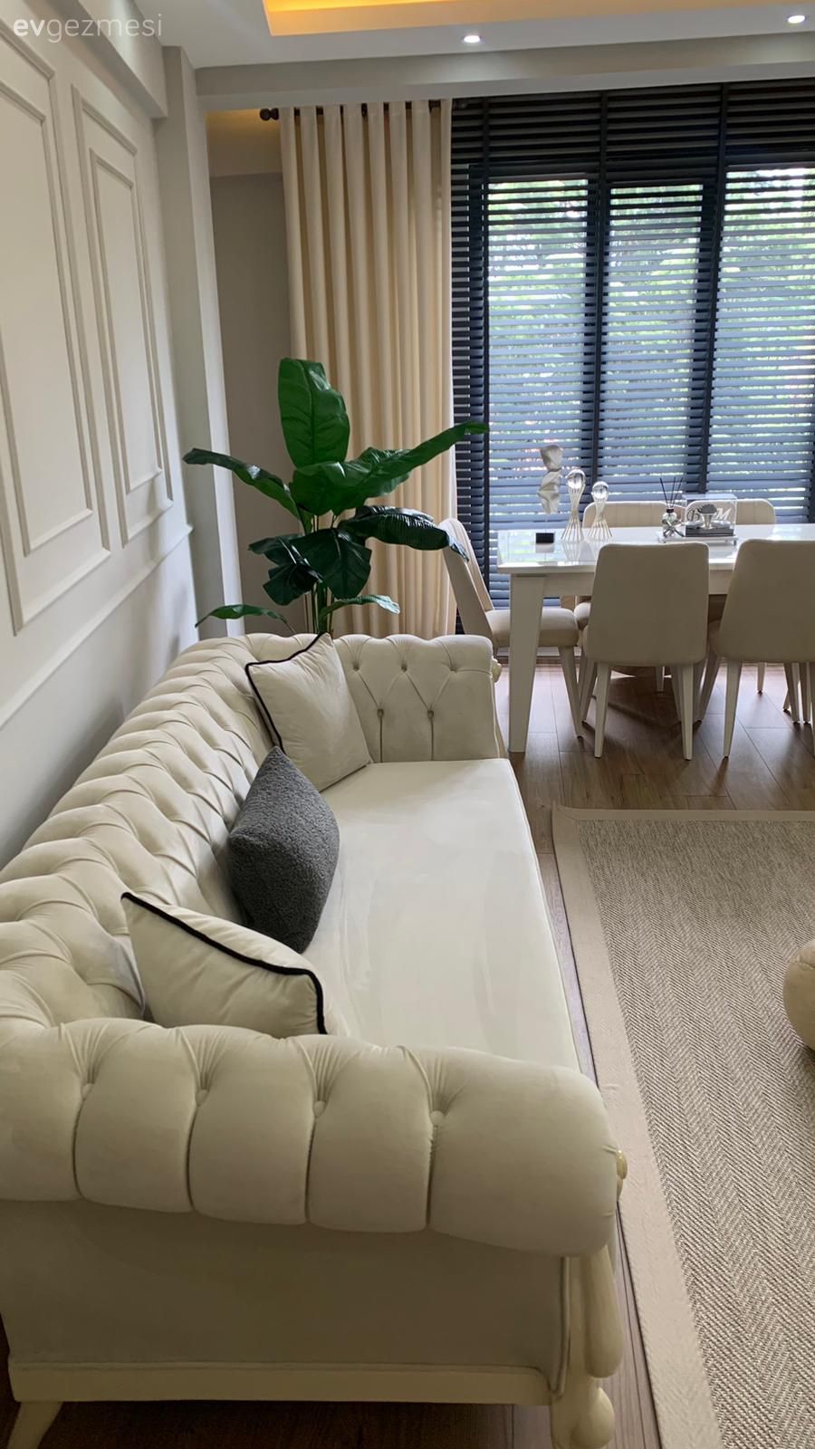 Salon, Country, Beyaz, Bej, Duvar çıtalama, Siyah, Jaluzi, Fon perde, Perde, Koltuk takımı, Ev bitkisi, Jüt halı, Halı, Sandalye, Yemek masası, Led aydınlatma, Aydınlatma, Spot aydınlatma