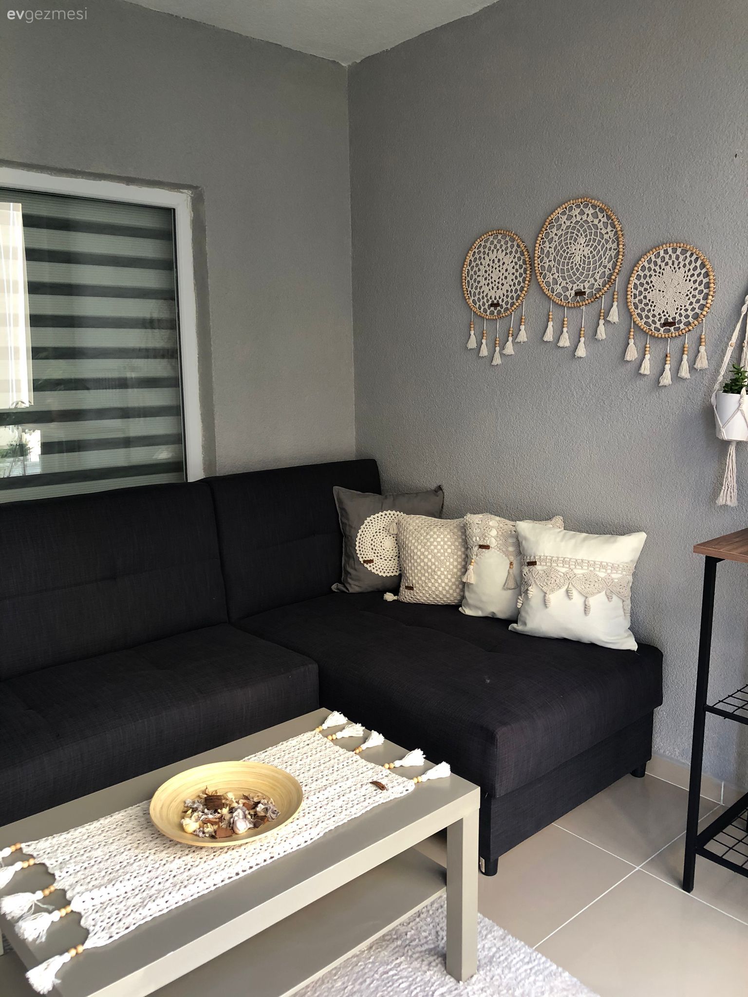 Balkon, Gri duvar, Balkon oturma grubu, Kırlent, Ev tekstili, Balkon masası