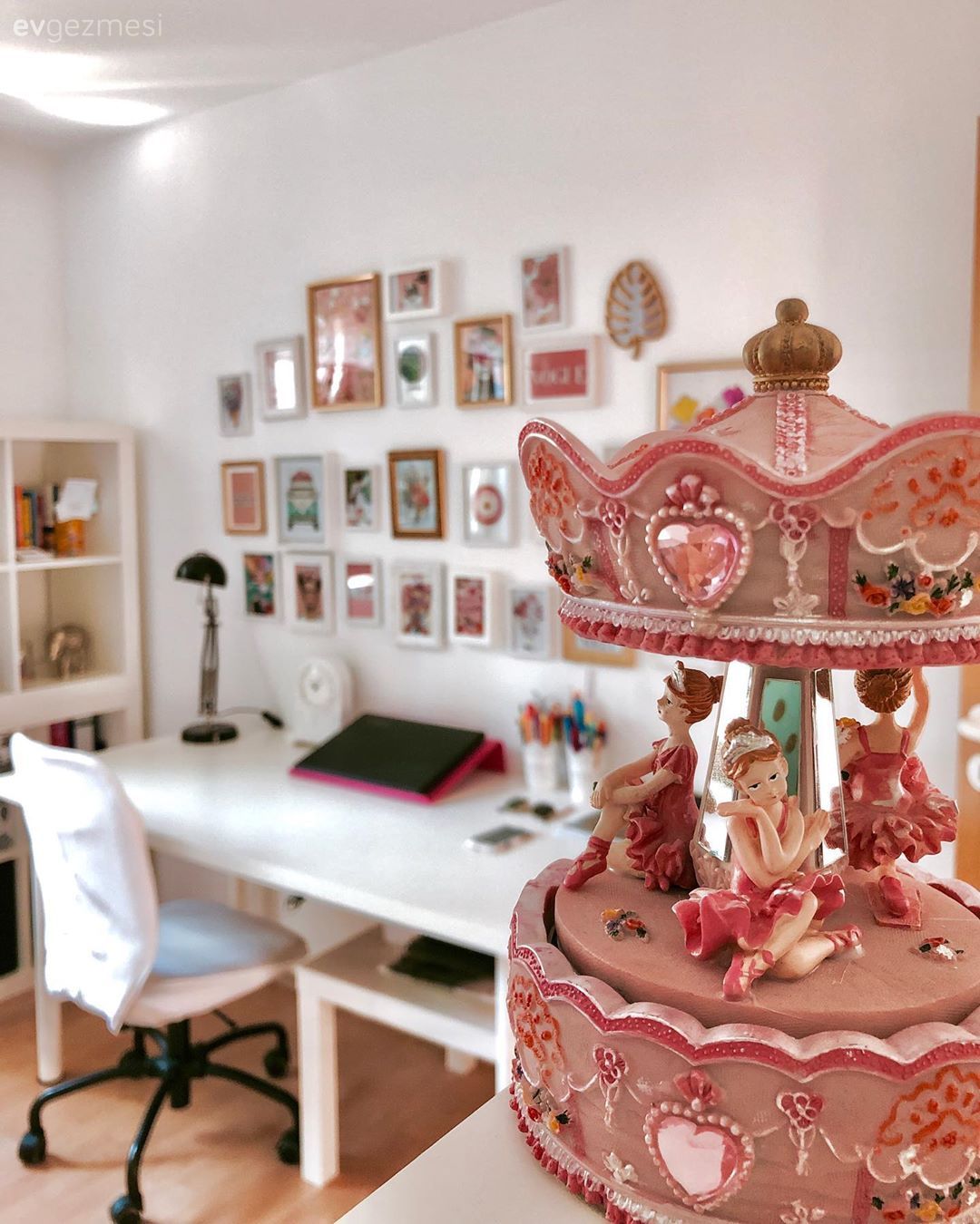 Bu Tatlı Evin Hem Bahçesinde Hem De İçinde Mevsim Hep Bahar