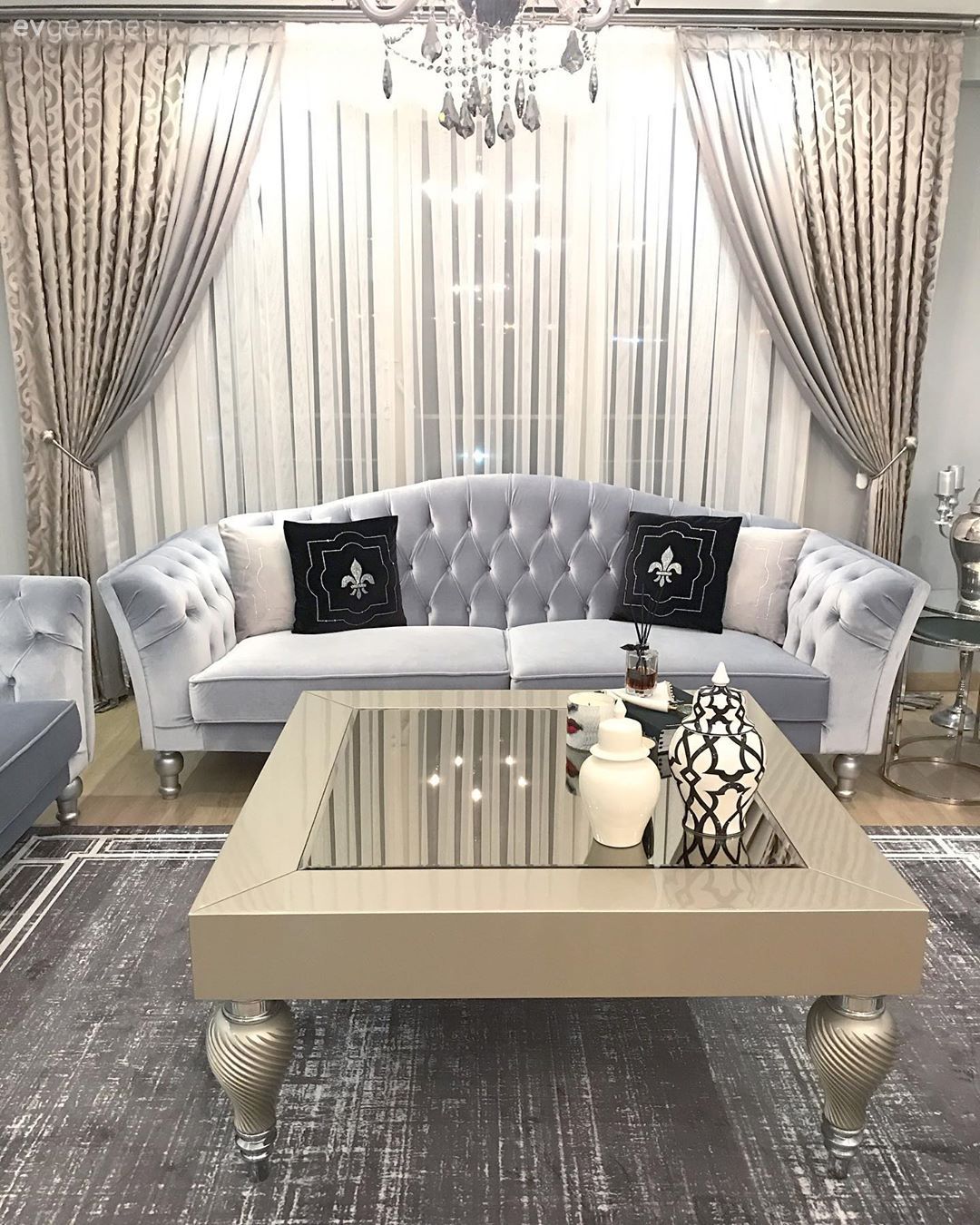 Salon, Modern klasik, Gri, Bej, Vizon, Beyaz, Kruvaze perde, Perde, Tül perde, Koltuk takımı, Orta sehpa, Sehpa, Halı, Salon halısı, Şamdan, Ev Aksesuar, Ev bitkisi, Kırlent, Ev tekstili, Spot aydınlatma, Aydınlatma, Sehpa üstü aksesuarı