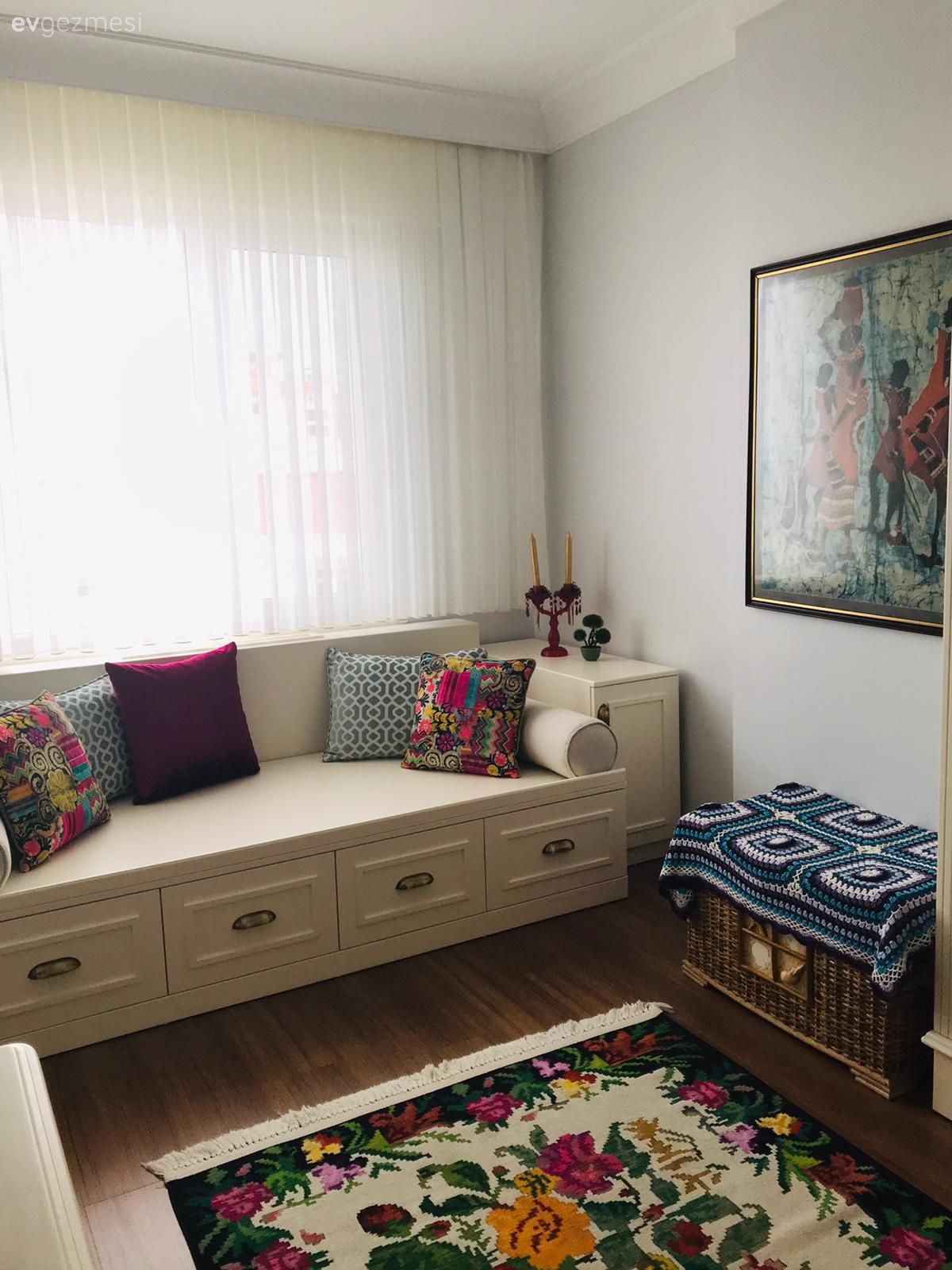 Giyinme odası, Beyaz, Pembe, Sarı, Sedir, Tül perde, Perde, Halı, Çiçekli desen, Desenler, Avize, Aydınlatma, Çerçeve, Tablo, Duvar dekorasyonu, Karabağ Kilimi