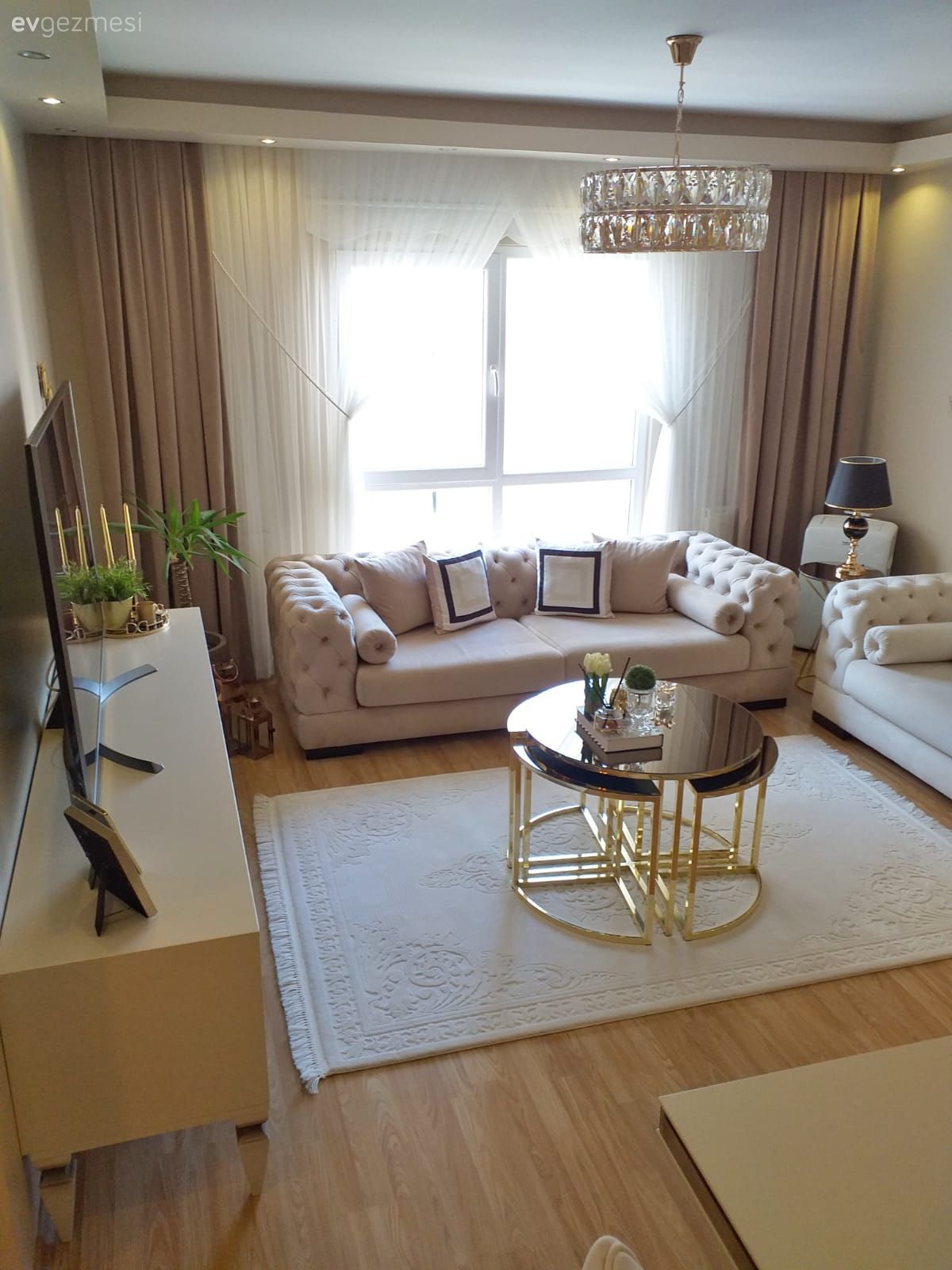 Salon, Art deko, Krem, Beyaz, Gümüş, Koltuk takımı, Orta sehpa, Sehpa, Metal ayaklı sehpa, Aynalı mobilya, Ayna, Kapitoneli koltuk, Avize, Aydınlatma, Salon avizesi, Kristal aksesuarlar, Duvar dekorasyonu, Ayna çerçeve, Aynalı aksesuar, Halı, Salon halısı, Altın, Tv ünitesi, Şamdan, Ev Aksesuar, Tül perde, Perde, Fon perde, Abajur