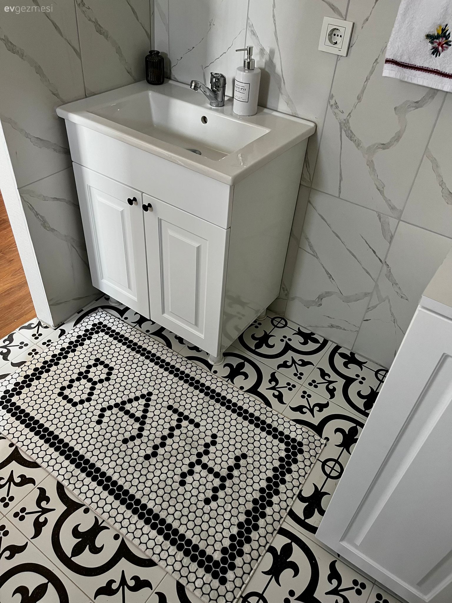 Banyo, Beyaz, Siyah, Banyo seramikleri, Banyo dolabı, Banyo paspası