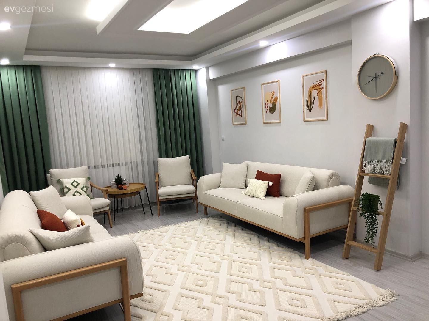 Salon, Bohem Dekorasyon, Beyaz, Yeşil, Koltuk takımı, Fon perde, Perde, Tül perde, Led aydınlatma, Aydınlatma, Berjer, Dekoratif Objeler