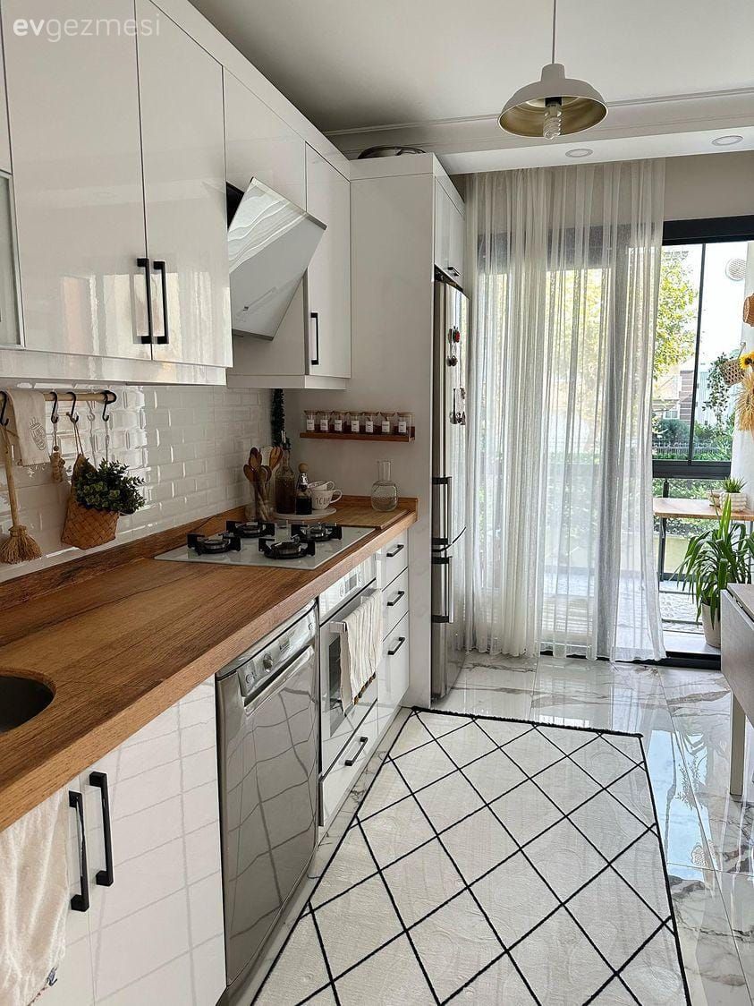 Mutfak, Beyaz, Country mutfak, Beyaz ve ahşap mutfak, Ahşap mutfak tezgahı, Mutfak tezgahı, Mutfak aksesuarları, Sandalye, Mutfak masası, Mutfak perdesi, Tül perde, Perde, Mutfak halısı, Saksı, Ev bitkisi