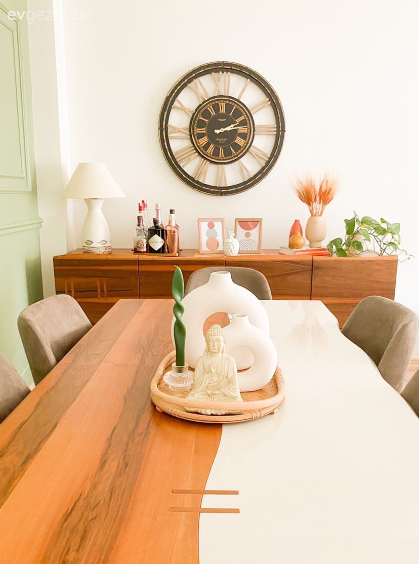 Yeşil duvar, Yeşil, Duvar çıtalama, Kahverengi, Konsol, Konsol üzeri dekoratif objeleri, Metal duvar saati, Ev bitkisi, Sandalye, Yemek masası, Duvar saati, Duvar dekorasyonu