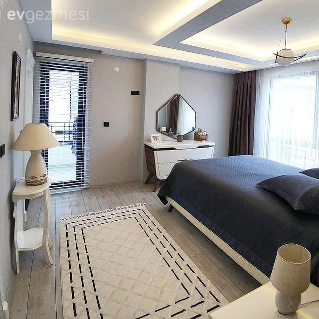 Yatak Odası, Gri, Beyaz, Yatak örtüsü, Makyaj masası, Makyaj aynası, Komodin, Abajur, Aydınlatma, Halı, Tavan dekorasyon