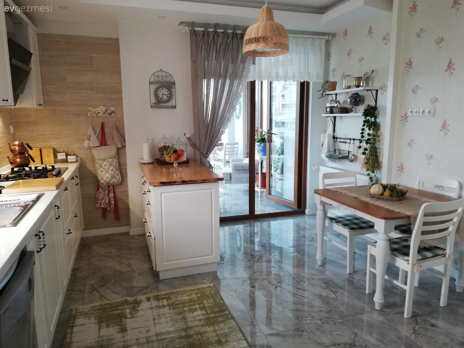 Mutfak, Beyaz ve ahşap mutfak, Beyaz, Krem, Mutfak yarım adası, Mutfak tezgahı, Mutfak tezgah arası, Duvar kağıdı, Duvar dekorasyonu, Country, Mutfak Avize Modelleri, Hasır avize, Mutfak perdesi, Gri, Mutfak rafı, Mutfak zemin seramikleri, Mutfak masası, Sandalye, Mutfak halısı