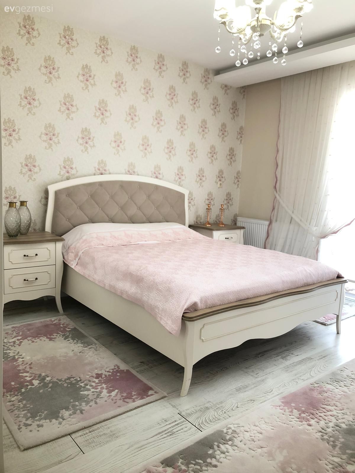 Yatak Odası, Country, Pudra pembe, Beyaz, Duvar kağıdı, Duvar dekorasyonu, Yatak başlığı, Halı, Komodin, Avize, Aydınlatma