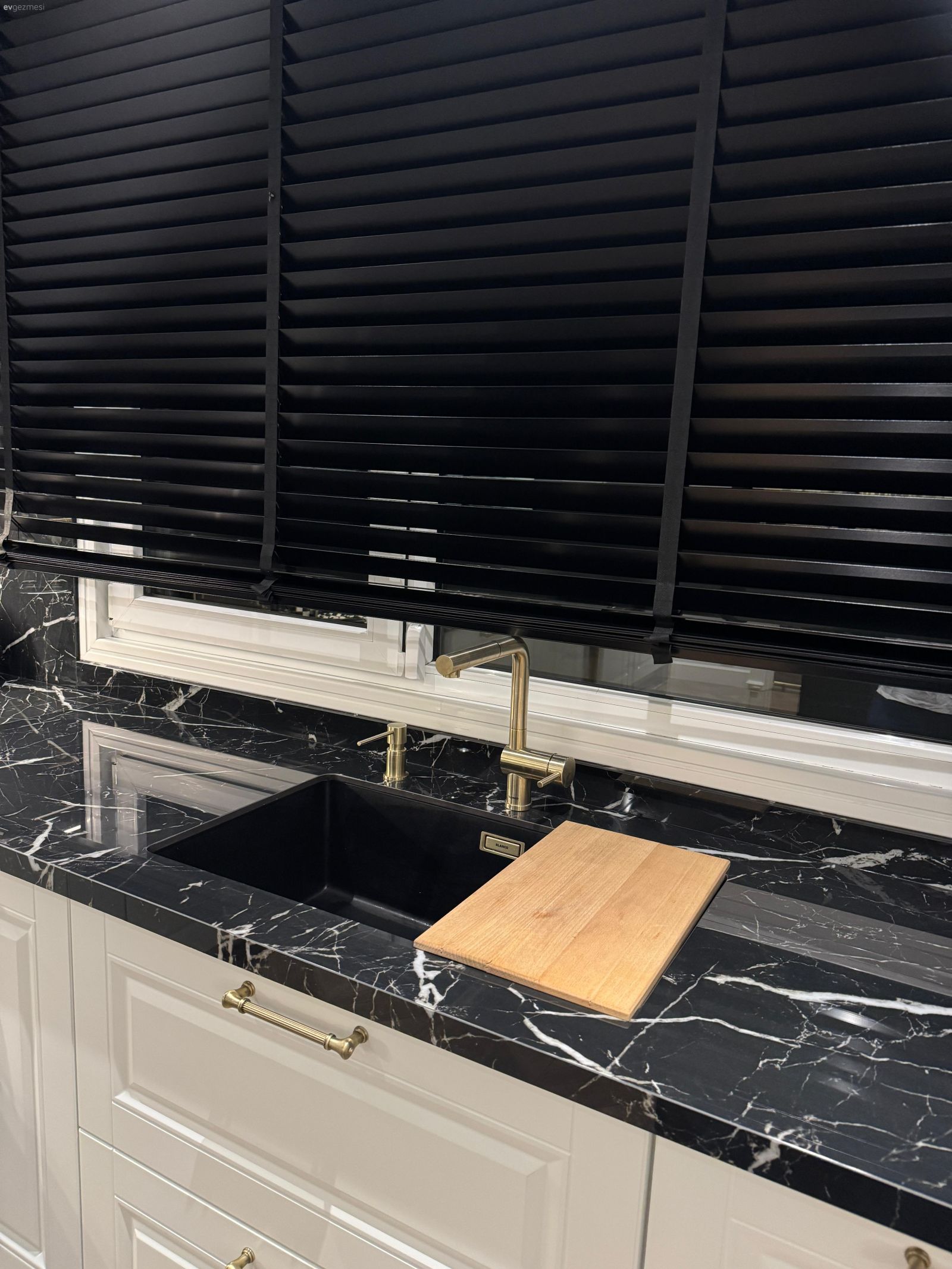 İddialı Tasarımlar ve Zamansızlık: İstanbul'dan Zarif Bir Ev