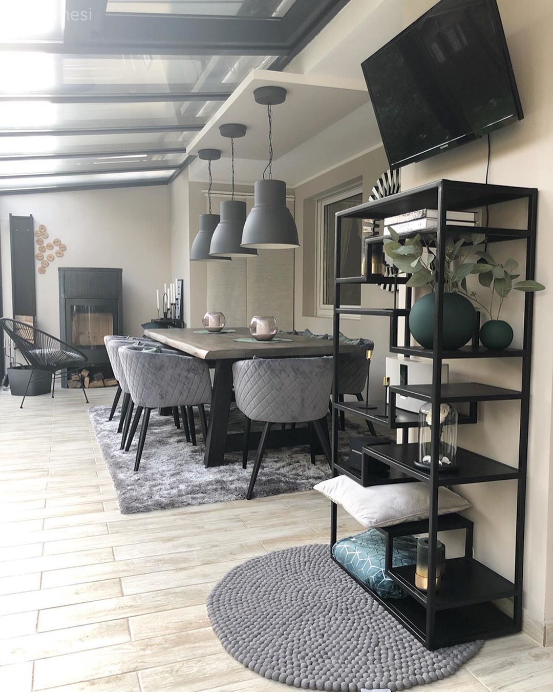 Kış bahçesi, Beyaz, Siyah, Gri, Kitaplık, Kitaplık dekoratif objeleri, Ev Aksesuar, Yemek masası, Sandalye, Halı, Yuvarlak halı, Şömine, Avize, Aydınlatma, Sarkıt, Dekoratif Objeler