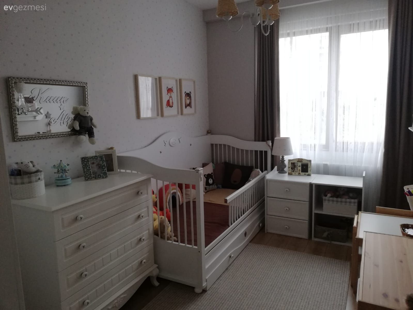 Çocuk Odası, Beyaz, Krem, Fon perde, Perde, Tül perde, Çerçeve, Şifonyer, Yatak Odası, Halı, Beşik, Çocuk odası halısı