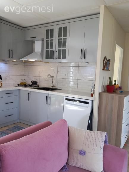 Gri, Beyaz, Pembe, Mutfak tezgahı, Mutfak, Mutfak tezgah arası, Tezgah arası seramik, Davlumbaz, Amerikan Mutfak