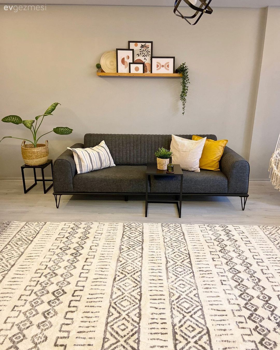 Salon, Modern rustik, Gri, Sarı, Beyaz, Koltuk takımı, Kırlent, Ev tekstili, Gri duvar, Halı, Salon halısı, Duvar rafı, Duvar dekorasyonu, Salıncak, Led aydınlatma, Aydınlatma, Tül perde, Perde, Avize, Salon avizesi, Gri koltuk