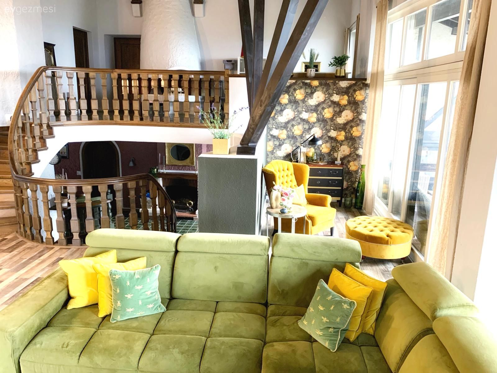 Salon, Dubleks evler, Açık konsept yaşam alanı, Merdiven, Tavan dekorasyon, Rustik, Koltuk takımı, Kırlent, Ev tekstili, Taş duvar, Duvar dekorasyonu, Berjer