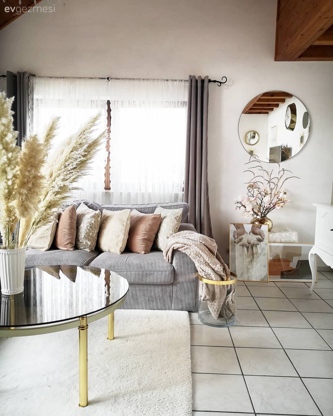 Salon, Beyaz, Pudra pembe, Gri, Yuvarlak ayna, Dekoratif ayna, Fon perde, Perde, Tül perde, Vazo, Ev Aksesuar, Pampas otu, Yuvarlak sehpa, Sehpa, Kırlent, Ev tekstili, Köşe koltuk, Koltuk takımı, Halı, Salon halısı