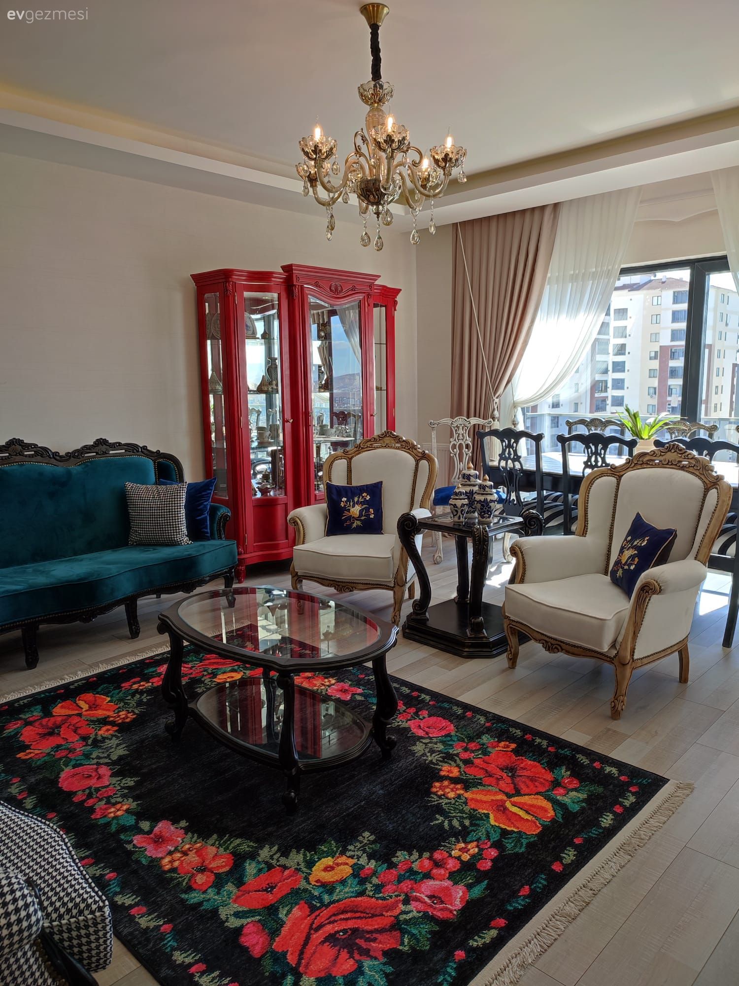 Mağaza Vitrini Gibi Görünmek İstemeyen Bu Ev Eskilere Hayat Vermiş!