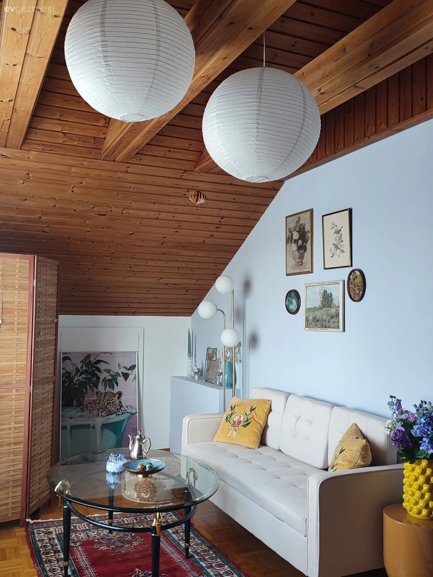 Oturma Odası, Çatı katı, Dubleks evler, Beyaz, Bordo, Krem, Çatı katı dolapları, Sarı, Çerçeve, Cam orta sehpa, Orta sehpa, Halı, Avize, Aydınlatma, Rustik