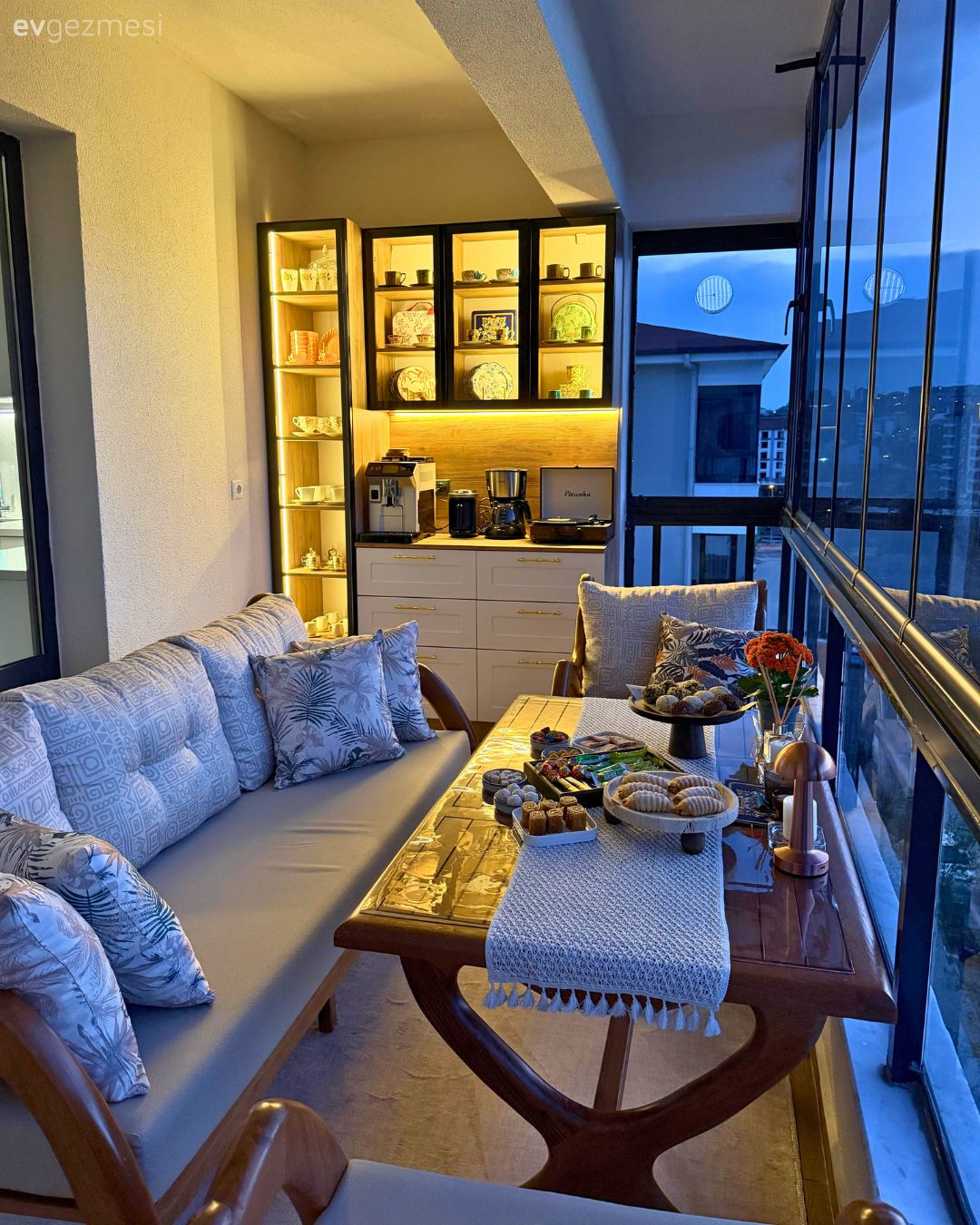 Elazığ'daki Bu Balkon Kahve Köşesi Gelince Daha Bir Keyiflenmiş