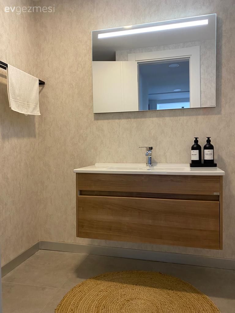 Bu Dubleks Evde Alan Geniş Olsa da Gereksiz Eşya İçin Yer Yok