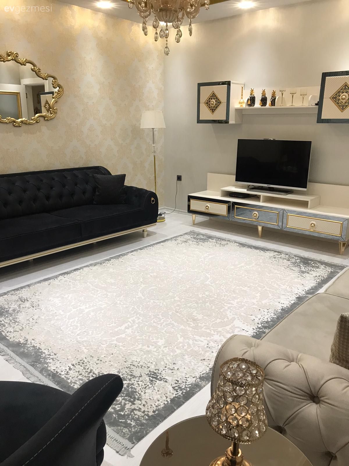 Oturma Odası, Krem, Füme, Kapitoneli koltuk, Koltuk takımı, Fon perde, Perde, Tül perde, Led aydınlatma, Aydınlatma, Avize, Altın, Zigon sehpa, Sehpa, Halı, Duvar kağıdı, Duvar dekorasyonu, Kırlent, Ev tekstili, Tv ünitesi, Tv ünitesi aksesuarları, Ev Aksesuar, Dekoratif ayna, Ayna