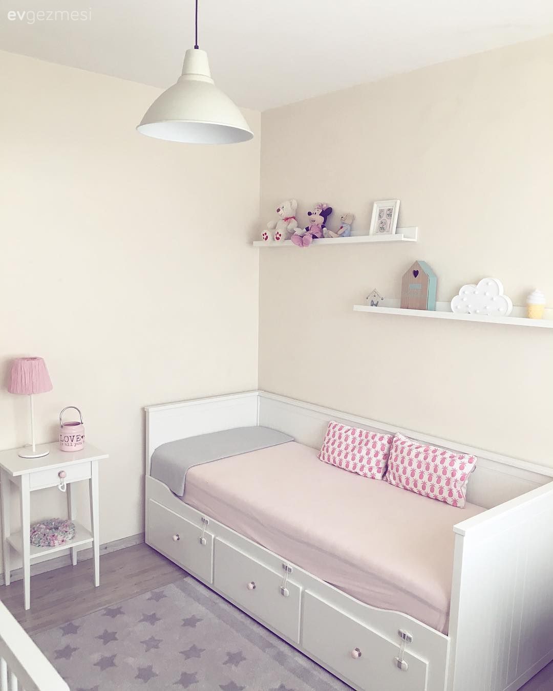 Çocuk Odası, Pudra pembe, Beyaz, Komodin, Abajur, Aydınlatma, Duvar rafı, Duvar dekorasyonu, Avize, Çocuk odası aydınlatması, Kırlent, Ev tekstili