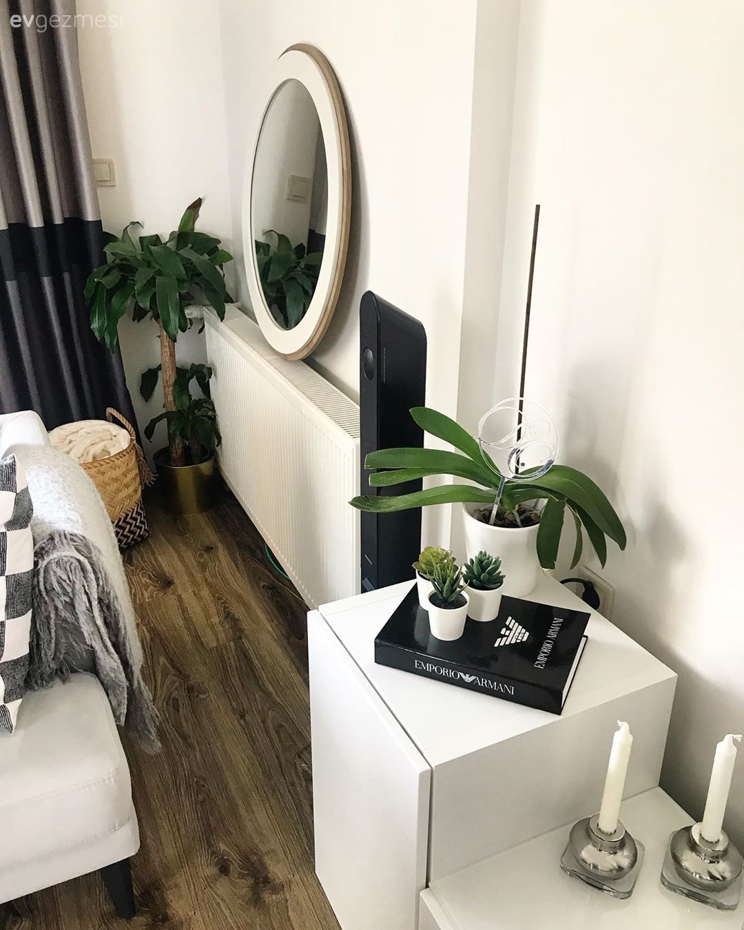 Salon, Gri, Beyaz, Füme, Siyah, Fon perde, Perde, Tül perde, Duvar dekorasyonu, Ev bitkisi, Mumluk, Ev Aksesuar, Yuvarlak ayna, Dekoratif ayna, Parke