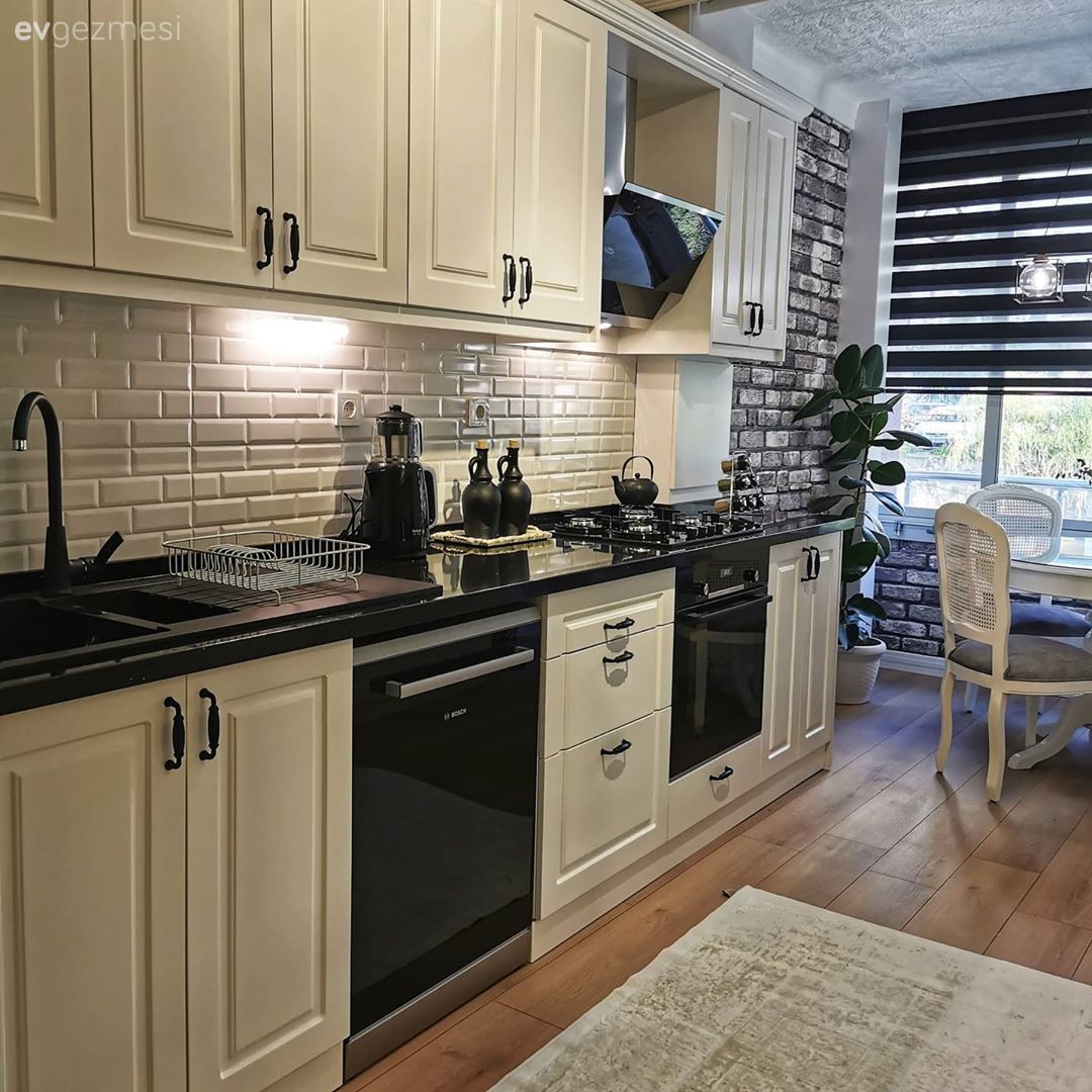 Mutfak, Beyaz, Siyah, Mutfak tezgahı, Mutfak tezgah arası, Tezgah arası seramik, Metro seramik, Seramik, Siyah tezgah, Shaker kapaklı dolaplar, Mutfak aksesuarları, Ankastre, Davlumbaz, Mutfak halısı, Ev bitkisi, Sandalye, Koridor tipi mutfak