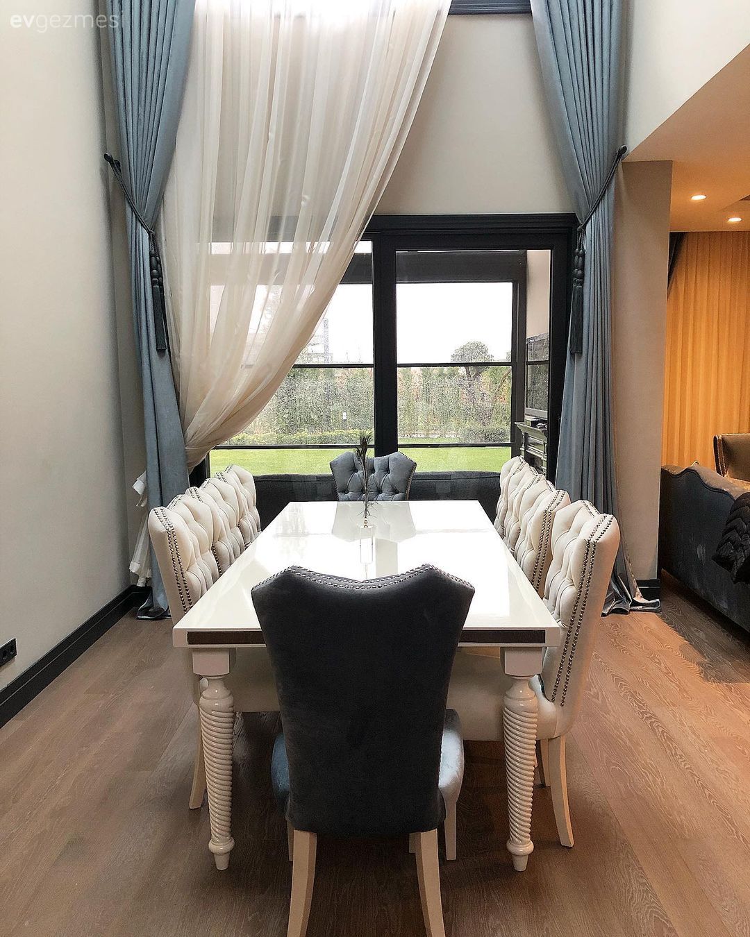 Beyaz, Gri, Sandalye, Yemek masası, Parke, Tül perde, Perde, Fon perde