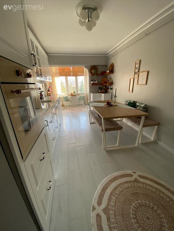 Mutfak, Beyaz, Mutfak tezgahı, Mutfak tezgah arası, Mutfak masası, Mutfak aksesuarları, Parke, Mutfak halısı, Sandalye, Mutfak perdesi, Shaker kapaklı dolaplar, Dekoratif Objeler