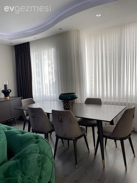 Yemek Odası, Zümrüt yeşili, Bej, Siyah, Fon perde, Perde, Tül perde, Yemek masası, Sandalye, Dekoratif Objeler, Konsol, Konsol üzeri dekoratif objeleri, Vazo, Ev Aksesuar