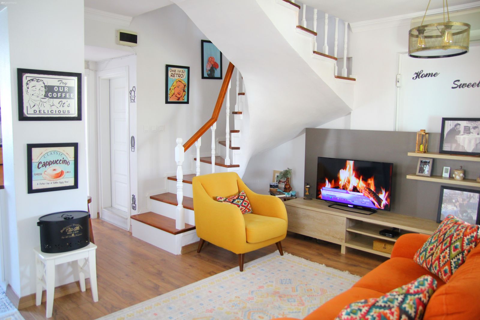 Salon, Dubleks evler, Bohem Dekorasyon, Beyaz, Sarı, Turuncu, Berjer, Koltuk takımı, Halı, Salon halısı, Merdiven, Tv ünitesi, Parke, Çerçeve, Kırlent, Ev tekstili