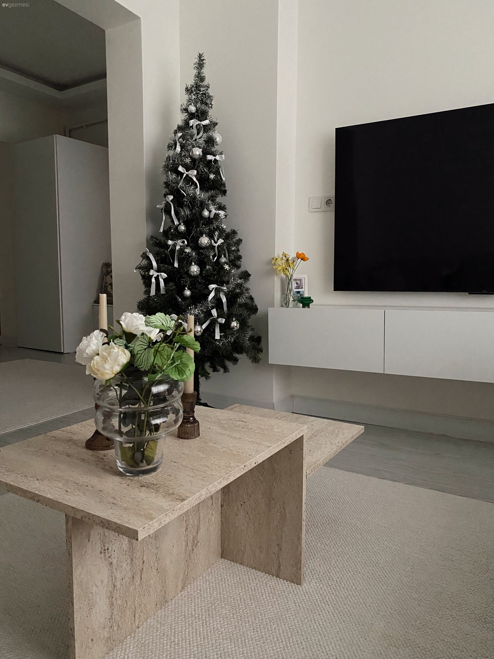 Bu İstanbul Evinde Şıklığın Yolu Beyazdan Geçiyor