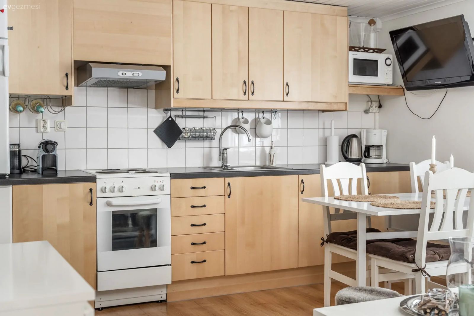 İki Yatak Odasını İçine Sığdıran 34 M2'lik Kırmızı Ev!