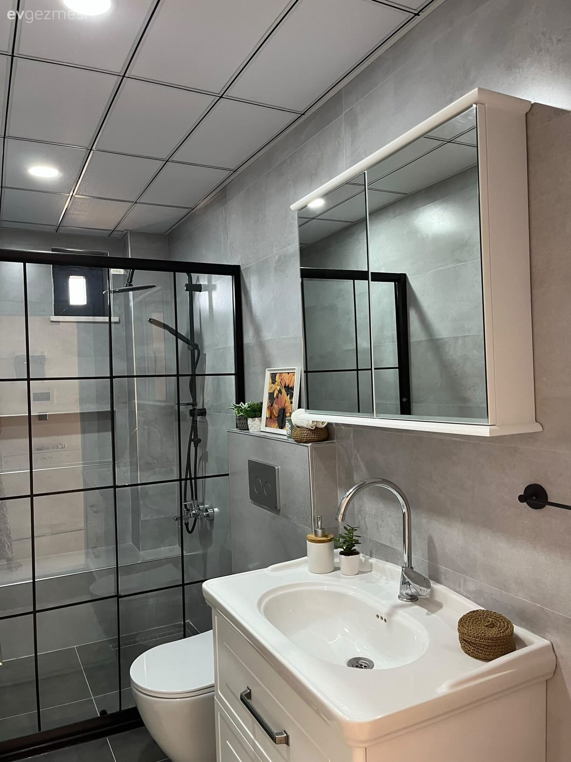 Banyo, Beyaz, Banyo dolabı, Banyo aynası, Duşakabin, Banyo seramikleri