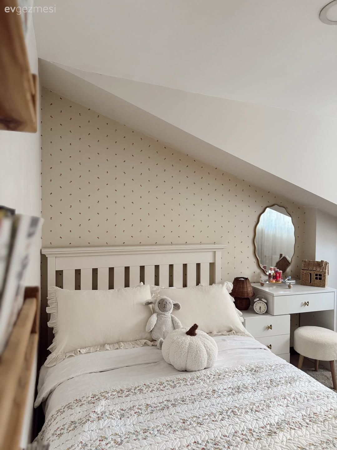 Çocuk Odası, Beyaz, Genç odası, Makyaj masası, Yatak Odası, Puf, Ayna, Yatak örtüsü, Krem, Bej, Duvar kağıdı, Duvar dekorasyonu