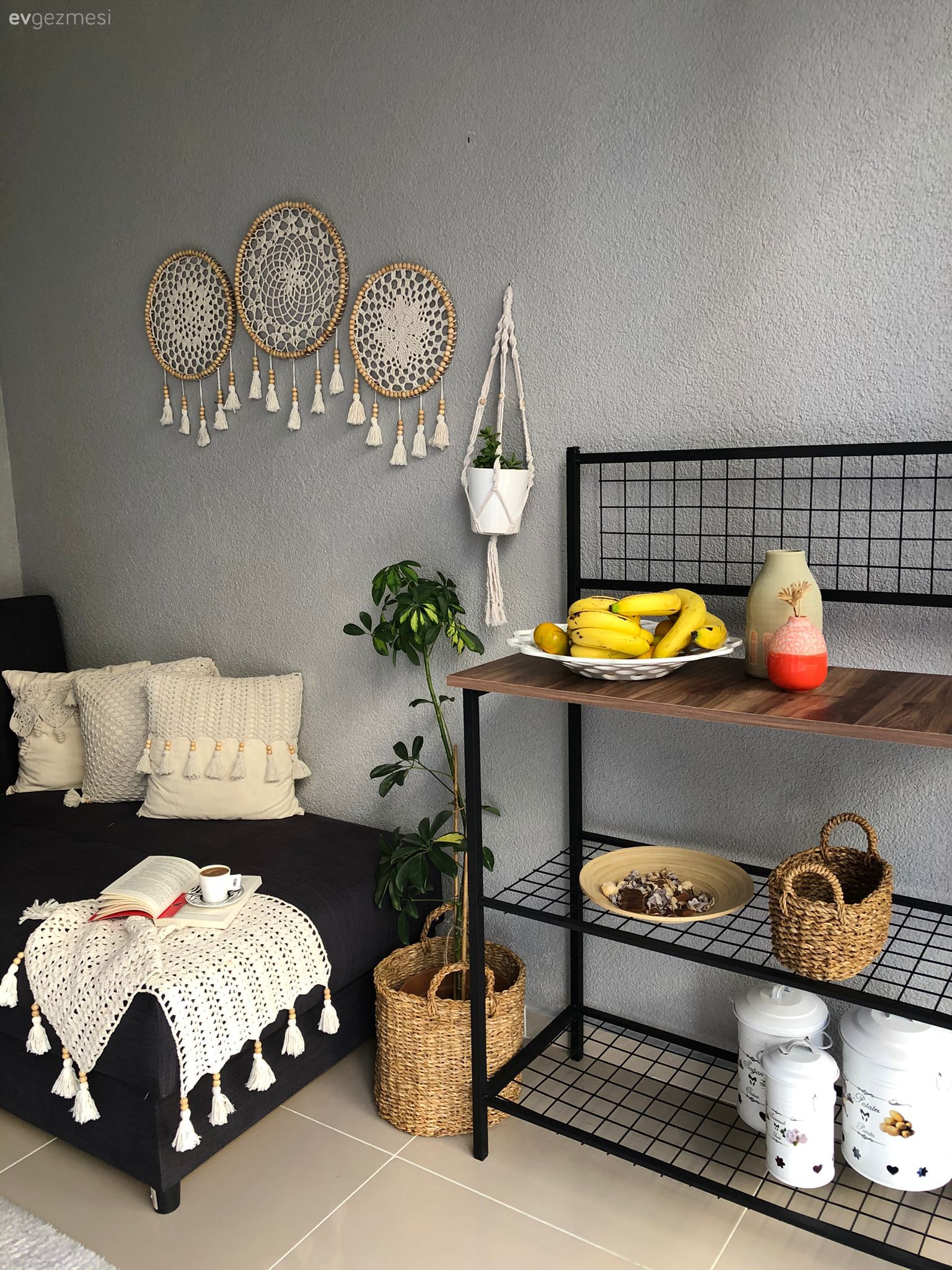 Balkon, Gri duvar, Balkon oturma grubu, Kırlent, Ev tekstili