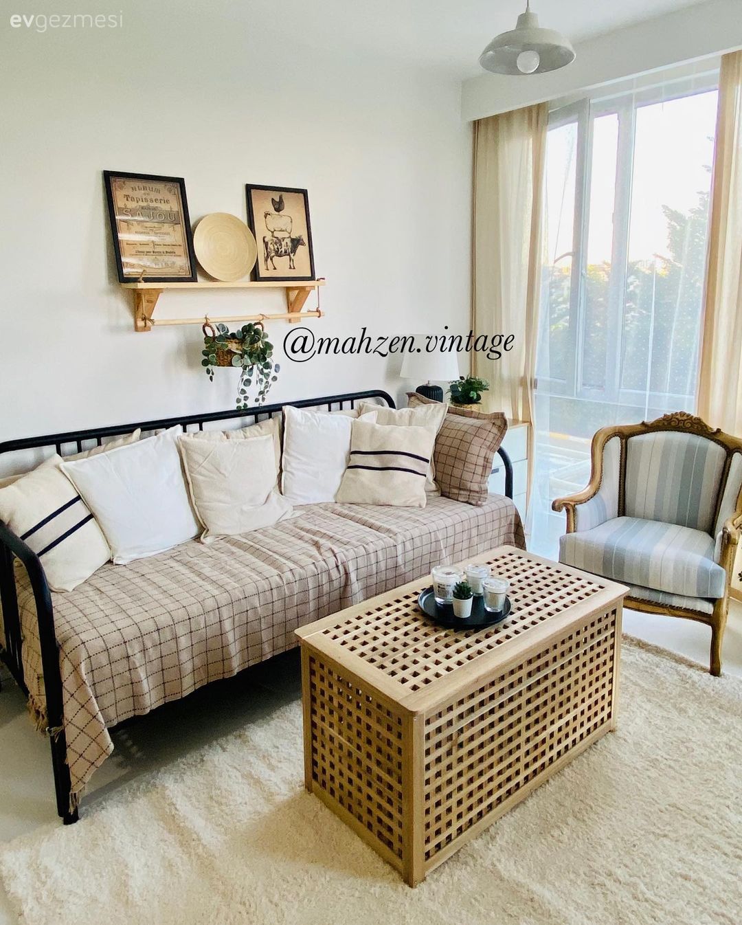 Salon, Krem, Bej, Kahverengi, Sedir, Berjer, Orta sehpa, Sehpa, Halı, Salon halısı, Duvar rafı, Duvar dekorasyonu, Çerçeve, Kırlent, Ev tekstili, Fon perde, Perde, Tül perde