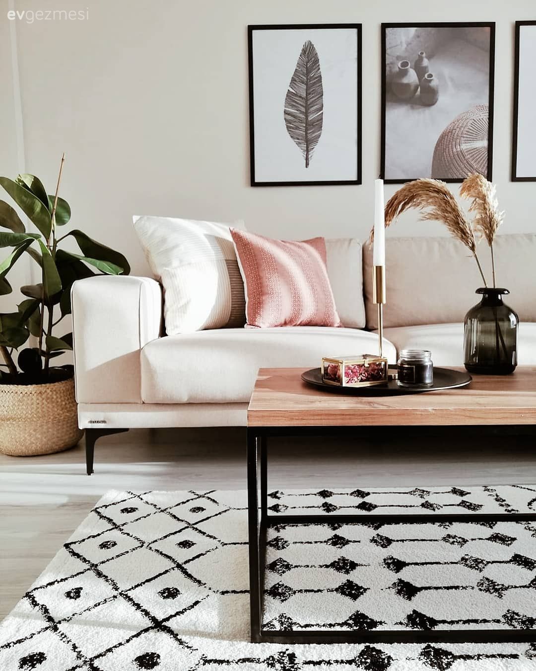 Salon, Bohem Dekorasyon, İskandinav, Krem, Turuncu, Ahşap Mobilya, Beyaz, Siyah, Halı, Salon halısı, Geometrik desen, Desenler, Metal ayaklı sehpa, Sehpa, Kırlent, Ev tekstili, Tablo, Duvar dekorasyonu, Saksı, Ev bitkisi, Şamdan, Ev Aksesuar, Vazo, Pampas otu, Orta sehpa